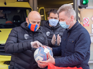 Viktoriáni přivezli záchranářům jako poděkování za jejich úsilí 100 podepsaných dresů