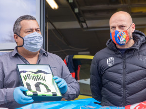 Viktoriáni přivezli záchranářům jako poděkování za jejich úsilí 100 podepsaných dresů