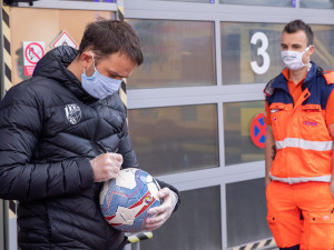 Viktoriáni přivezli záchranářům jako poděkování za jejich úsilí 100 podepsaných dresů