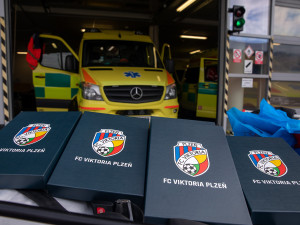 Viktoriáni přivezli záchranářům jako poděkování za jejich úsilí 100 podepsaných dresů