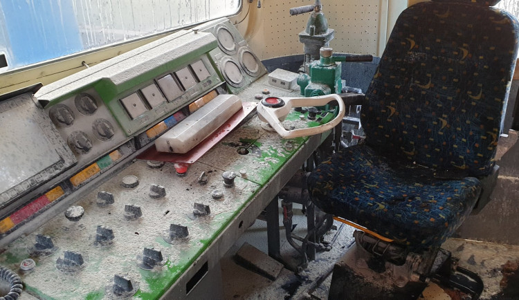 Takto vypadala kabina strojvedoucího po uhašení požáru ve stropní části