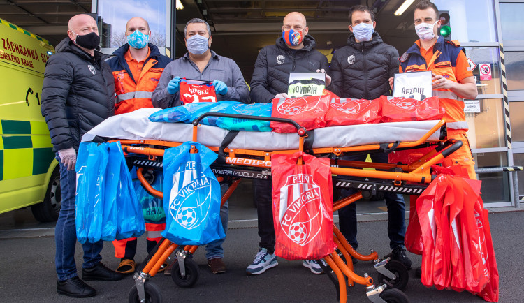 Viktoriáni přivezli záchranářům jako poděkování za jejich úsilí 100 podepsaných dresů