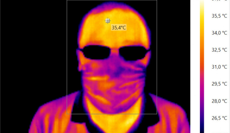 Termogram, který je ovlivněný brýlemi a rouškou