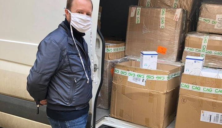 Petr Triner z plzeňského magistrátu u pevní dodávky respirátorů, které si město opatřilo vlastní cestou