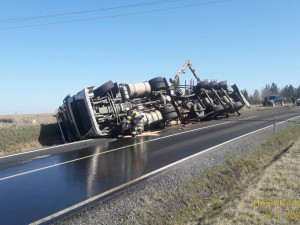 V příkopu dnes skončilo vozidlo s nákladem dřeva i cisterna převážející naftu