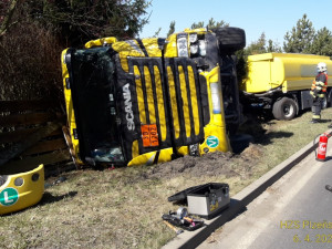 V příkopu dnes skončilo vozidlo s nákladem dřeva i cisterna převážející naftu