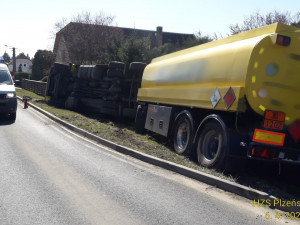 V příkopu dnes skončilo vozidlo s nákladem dřeva i cisterna převážející naftu