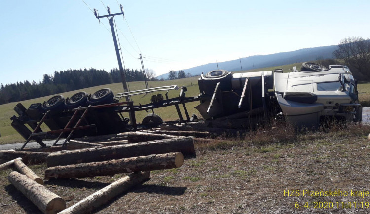 Vozidlo převážející dřevo se převrátilo, náklad se vysypal