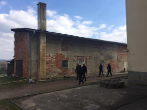 Policisté hlídkují i kolem ubytoven