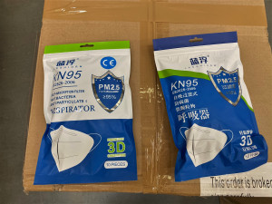 Hasiči přivezli do objektu kraje zásilku 100 tisíc respirátorů, které si hejtmanství zajistilo