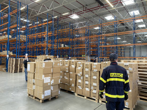 Hasiči přivezli do objektu kraje zásilku 100 tisíc respirátorů, které si hejtmanství zajistilo