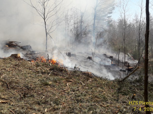 Sedm jednotek hasičů odpoledne bojovalo s požárem v lese na Sušicku
