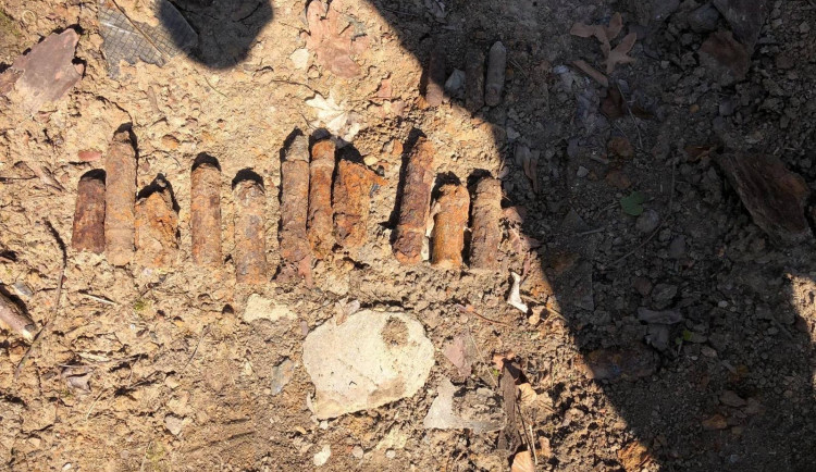 V zemi se ukrývaly stovky nábojů z druhé světové války