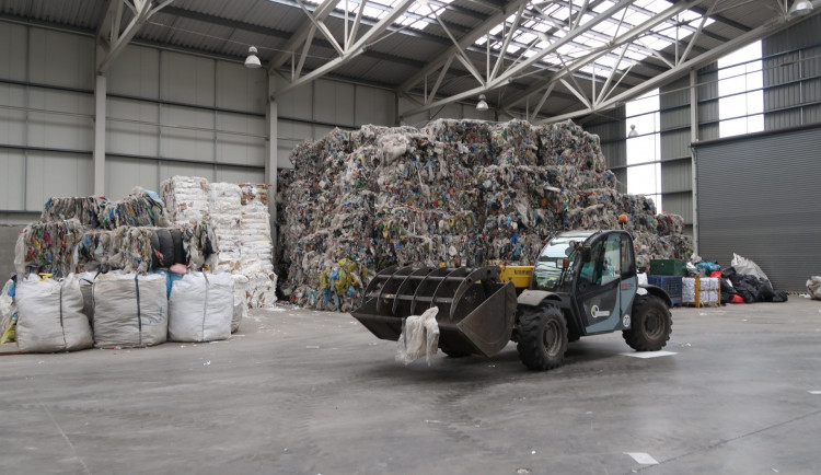 Plastový odpad se v dotřiďovacím procesu rozděluje do balíků podle jednotlivých druhů