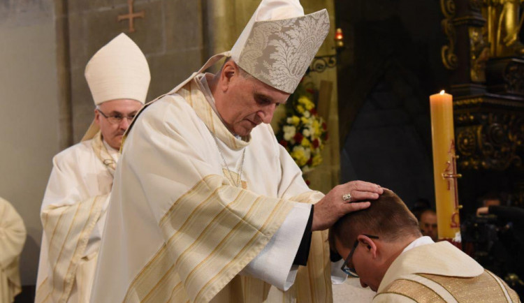 František Radkovský předává Plzeňskou diecézi svému nástupci biskupu Tomáši Holubovi