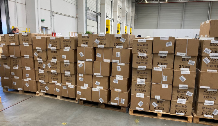 Tato zásilka respirátorů už dorazila do Plzně