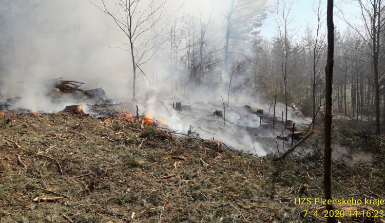 Hořela hrabanka na ploše 100 x 100 metrů