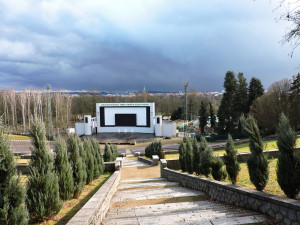Obří pódium lochotínského amfiteátru prochází rekonstrukcí za šest milionů