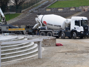 Obří pódium lochotínského amfiteátru prochází rekonstrukcí za šest milionů