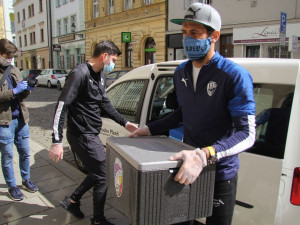 Viktoriáni v akci mimo hřiště, rozváží obědy strážníkům městské policie v Plzni