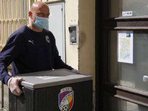 Viktoriáni v akci mimo hřiště, rozváží obědy strážníkům městské policie v Plzni