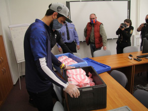 Viktoriáni v akci mimo hřiště, rozváží obědy strážníkům městské policie v Plzni