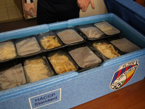 Viktoriáni v akci mimo hřiště, rozváží obědy strážníkům městské policie v Plzni