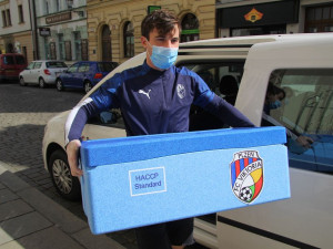 Viktoriáni v akci mimo hřiště, rozváží obědy strážníkům městské policie v Plzni