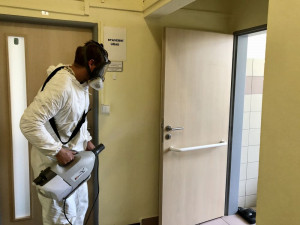 Doubravka vydezinfikuje školky, očistnou kůrou už prošly úřad, D-klub i veřejné toalety