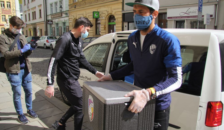 Viktoriáni v akci mimo hřiště, rozváží obědy strážníkům městské policie v Plzni