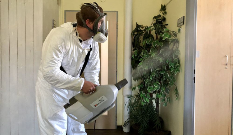 Dezinfekce prostor radnice je v plném proudu