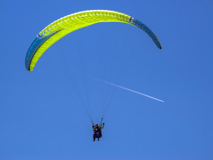 Paraglidistka na Klatovsku nezvládla přistání a vážně se zranila