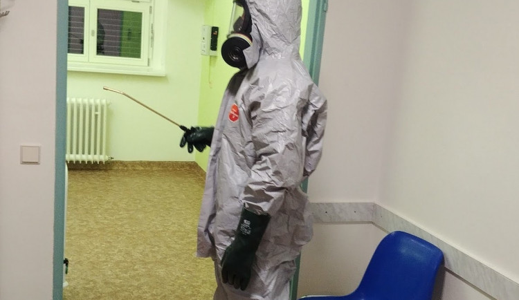 FOTO: Hasiči preventivně vydezinfikovali tři patra Fakultní nemocnice v Brně