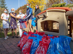 Pacienty dětské kliniky FN Plzeň velikonoční beránek nepokaká, dárky jim přivezli viktoriáni