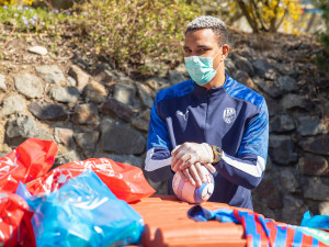 Pacienty dětské kliniky FN Plzeň velikonoční beránek nepokaká, dárky jim přivezli viktoriáni