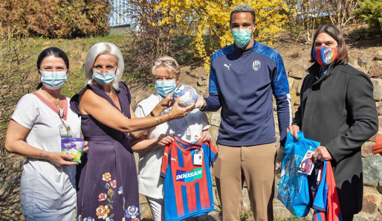 Dárky od viktoriánů pro malé pacienty přivezl do nemocnice francouzský útočník Jean-David Beauguel