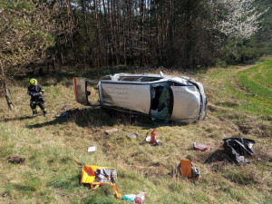 Osobák skončil v příkopu převrácený na bok, při nehodě se zranili tři cizinci