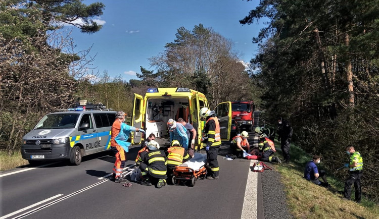 Záchranáři na místě nehody ošetřují zraněné pasažéry