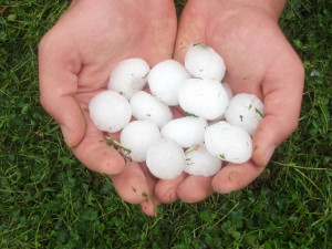 Teplé počasí na chvíli skončí, očekávají se bouřky, krupobití, sníh i mráz