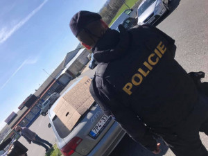 Policisté kontrolují pendlery při jejich protestní akci na přechodu Folmava