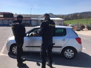 Policisté kontrolují pendlery při jejich protestní akci na přechodu Folmava