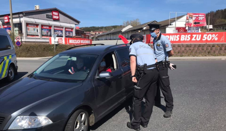 Policisté kontrolují pendlery při jejich protestní akci na přechodu Folmava