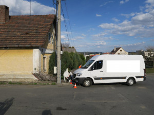 Špatně zabrzděná dodávka ujela řidiči z kopce, zdemolovala rozvodnou skříň i plot