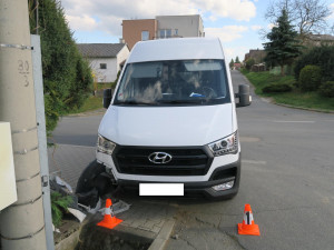 Špatně zabrzděná dodávka ujela řidiči z kopce, zdemolovala rozvodnou skříň i plot