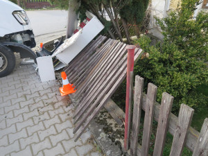 Špatně zabrzděná dodávka ujela řidiči z kopce, zdemolovala rozvodnou skříň i plot