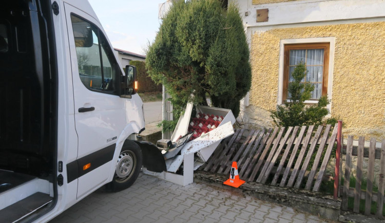 Dodávka po samovolném rozjetí zdemolovala rozvodnou skříň i plot domu