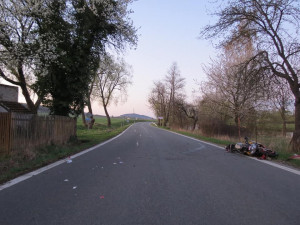 Místo nehody s havarovaným motocyklem