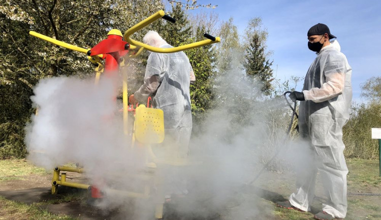 Čtvrtý plzeňský obvod zahájil postupnou dezinfekci všech svých dětských hřišť