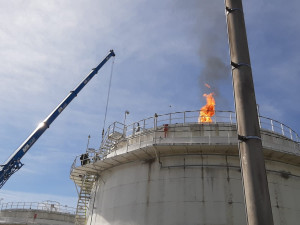 Patnáct jednotek hasičů likvidovalo požár obří nádrže s benzínem v firmě Čepro