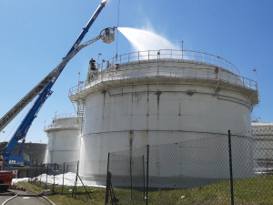 Patnáct jednotek hasičů likvidovalo požár obří nádrže s benzínem v firmě Čepro